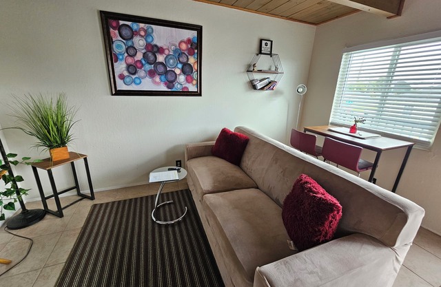 Cute Cozy and Quiet Upstairs 2 Bedroom Apartment in Richmond CA