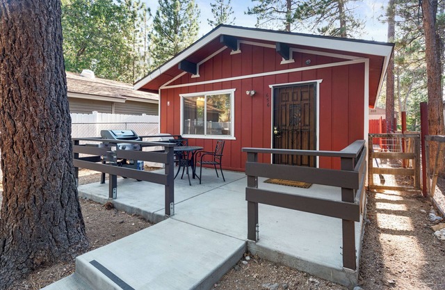Cute Cozy Cabin - Nestled in the quiet neighborhood of Sugarloaf. Smart TV, Fireplace, BBQ