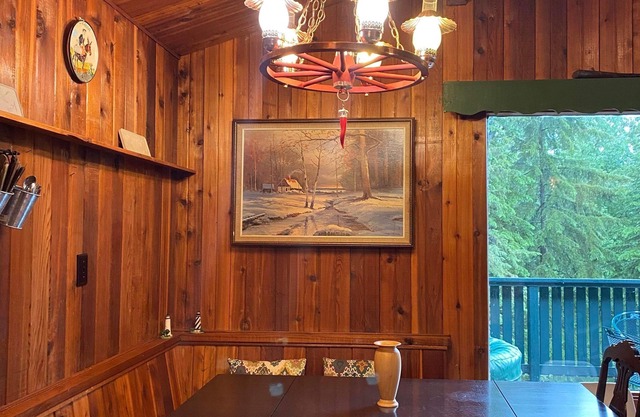 Cute & Cozy Cabin- walking distance to the lake!