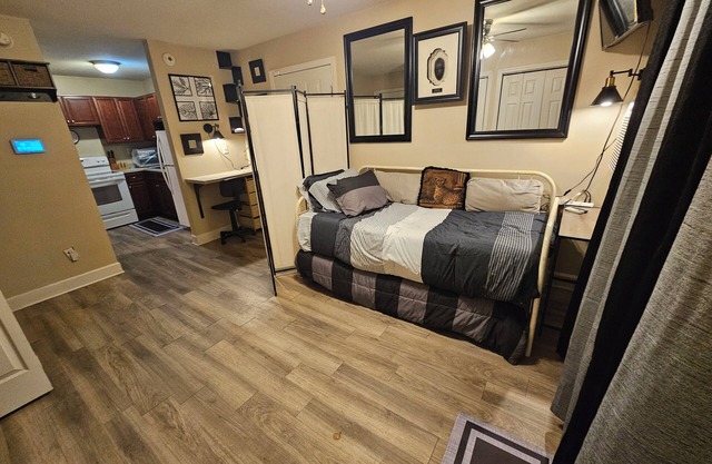 Cute Cozy Comfy 1-bedroom apartment in lovely Downtown Tallahassee with AC, WiFi