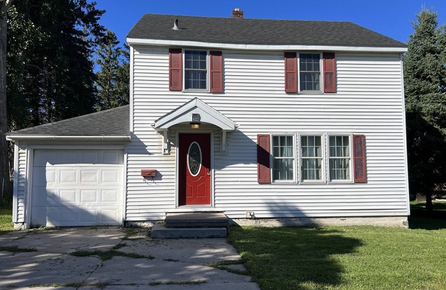 Cute cozy home with in walking distance of the university