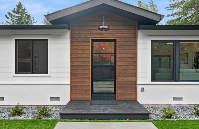 cute, cozy house & outdoor entertaining / hot tub