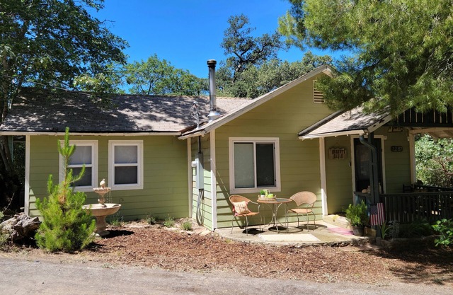 Cute & Cozy! Julian Mt. cabin. Hiking, wineries, brewery. All season getaway.
