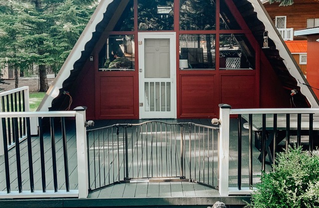 Cute & Cozy Packwood Cabin with Private Hot Tub!