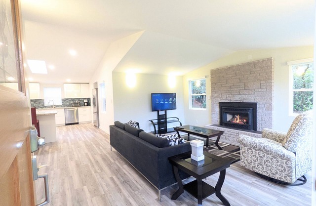 Cute Edmonds Bowl Cottage