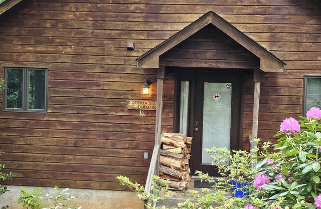 Cute family cabin w/hot tub