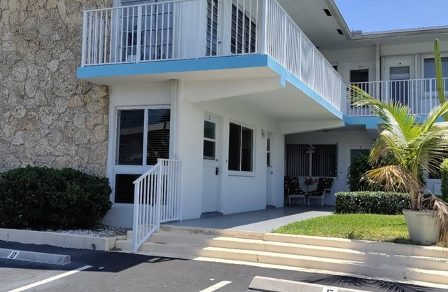 Cute, furnished apt for 2 people, 1 block from beach