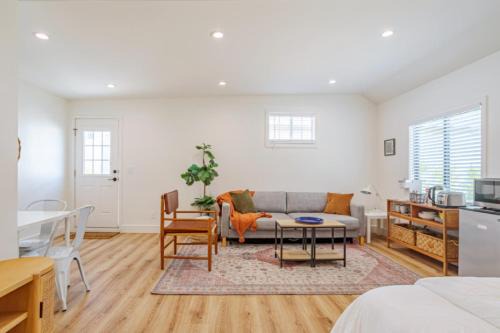Cute Guest Studio near Universal Studios sleeps 4