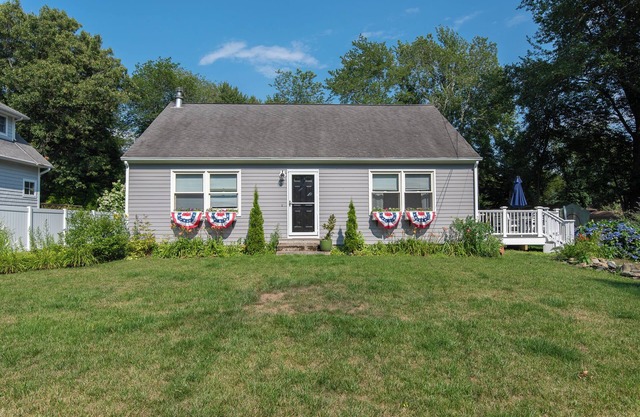 Cute home in mettatuxet. Available for Summer 2025
