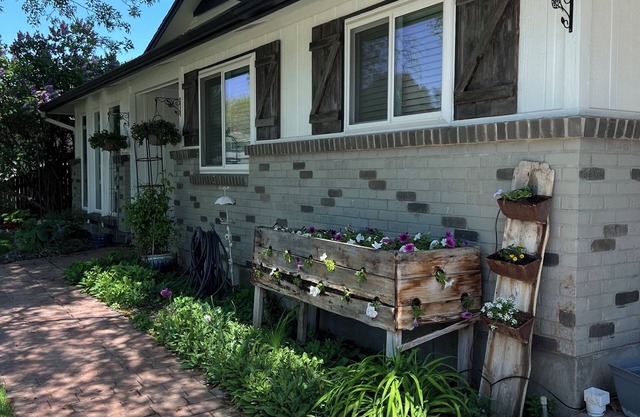 Cute home in quiet subdivision in small town of Eagle ID