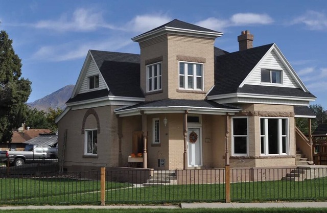 Cute House on The Corner: Whole House close to everything, including nature.