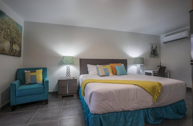 Cute King Bed Studio - Minutes from Beach w/ Pool