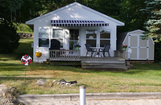 Cute lakefront cottage on all-sport Little Sand Lake