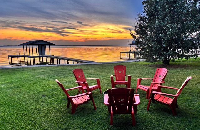 Cute Lakefront Cabin with Beautiful Sunsets in charming Gun Barrel City