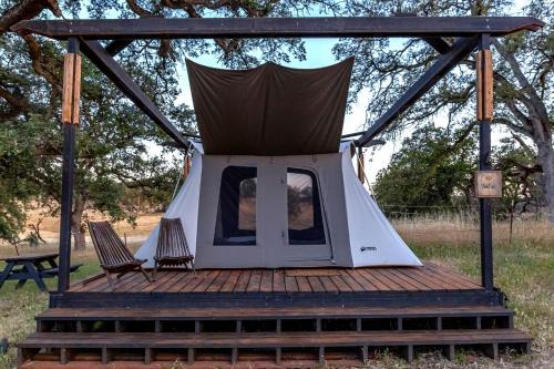 Cute, Lakeside Glamping Bell Tent + Amenities, Wheatland, California