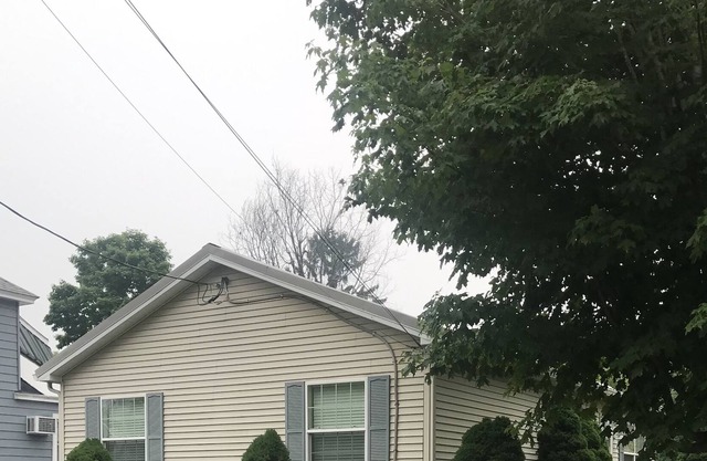 Cute little 3 bedroom house close to Downtown Alex Bay