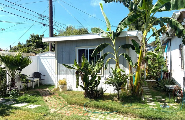 Cute little guest room/separate cottage close to Beach!