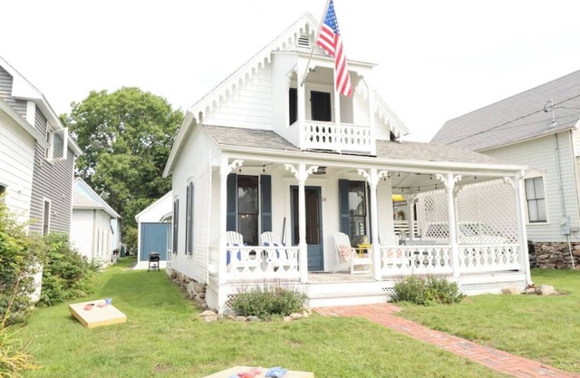 Cute Maine Cottage, Steps from Short Sands Beach!