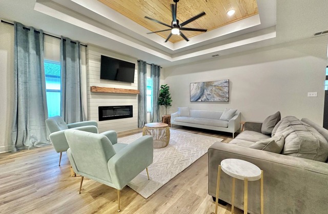 Cute Midtown Modern 4 bed 2 bath sleeps 8
