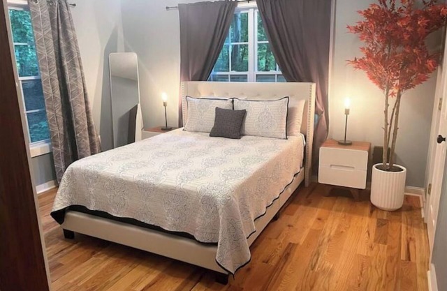 Cute, modern Athens stay for couples and groups