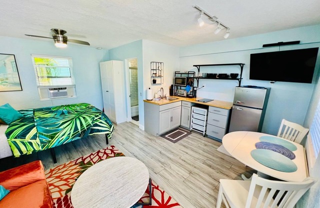 Nettes & modernes Studio-Apartment in bester Lage in der Innenstadt von Lake Worth Beach!