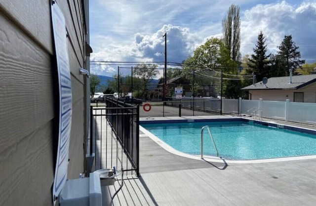 Cute n Cozy Luxury Suite w/ pool and Okanagan Lake front access