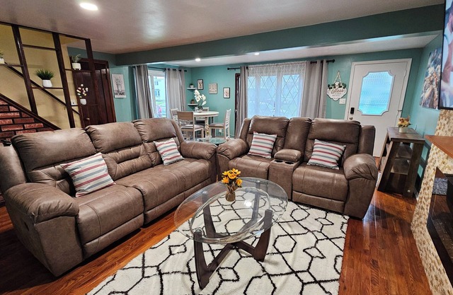 Cute n spacious Westbrook home very close to Buffalo Int Airport and everywhere!