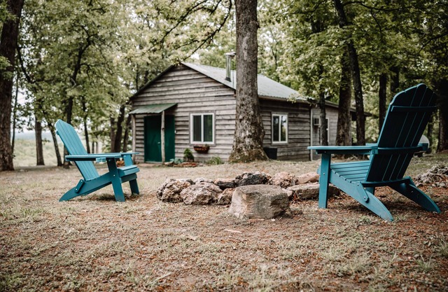 Cute Ozark Mountain cabin in the woods: a quiet escape or adventurous exploring