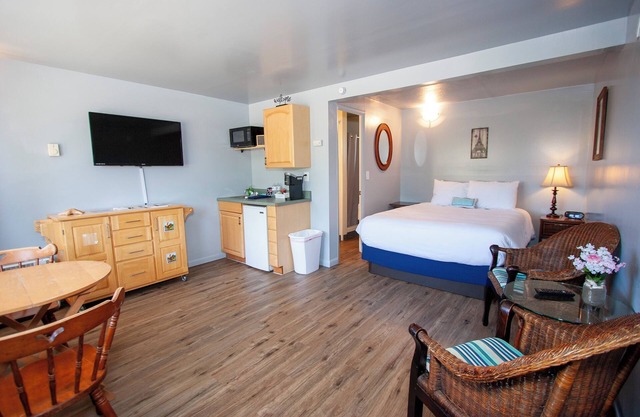 Cute, pet friendly motel. 1 mile to the beach and lighthouse.