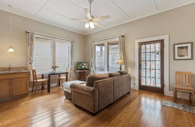 Cute Plantation Cottage; Walk into Wailuku Town; Central Location!