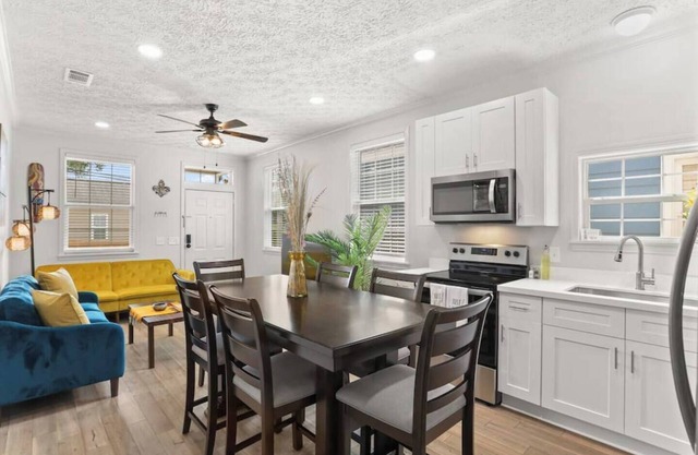 Cute & Bright 3BR on Greenway!, Cute & Bright 3BR on Greenway!