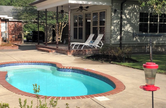 Cute Quiet Cottage on Bayou, Nature Setting with Pool!