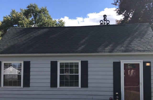 Cute retro stay with vintage kitchen, fenced yard, new king sized bed