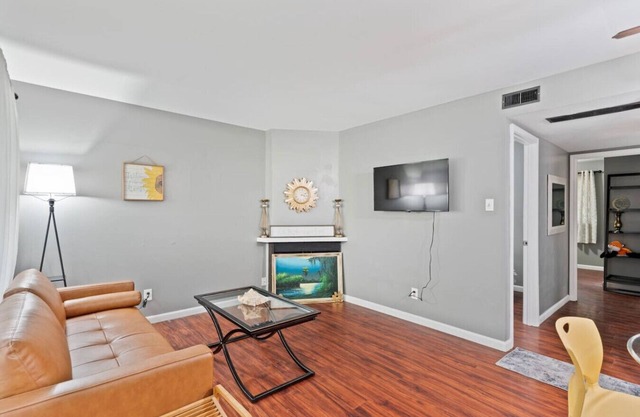 Cute town house with fenced backyard