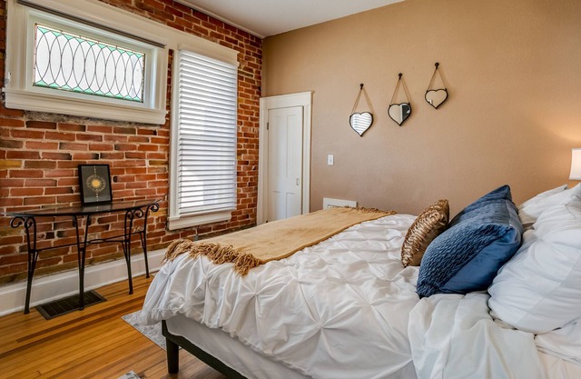 Cute Victorian! Walk to Pearl/WiFi/King/Parking