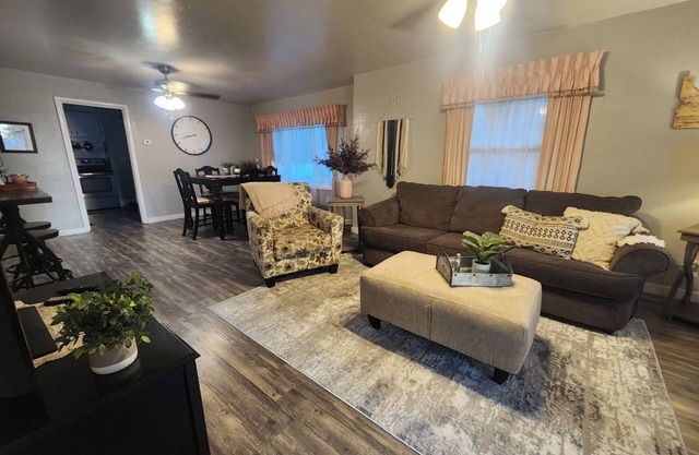 Cutecountyfair house, 3 bdrms,fenced back yard and close to all needs in Burley.