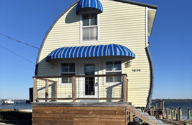 Cutest 2-bedroom house on the Bay with access to the gulf across the street