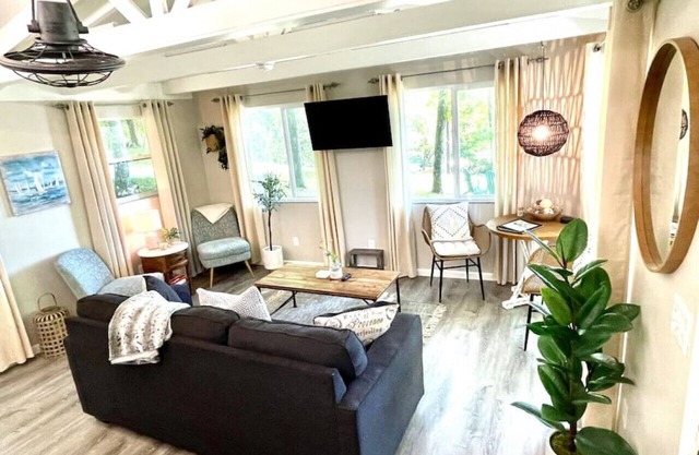 Cutest Cozy Getaway Cottage w/ Sunset Lakeview