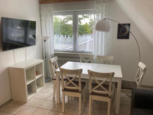 CUXSchwärmer - Große Ferienwohnung für Familien und Freunde, bis 6 Personen, mit WLAN und privatem Parkplatz, 3 Schlafzimmern, 2 Bädern, nah am Nordseestrand und Wernerwald
