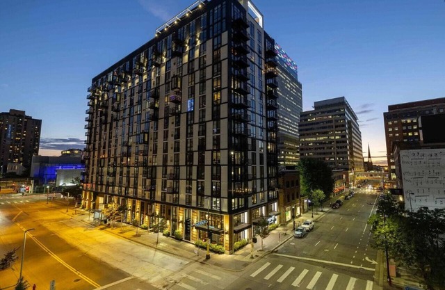 CW | 2 Bed | Sky Lounge | Rooftop Pool | Gym | DD