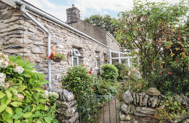 CWM CAETH COTTAGE, romantic, with a garden in Beddgelert