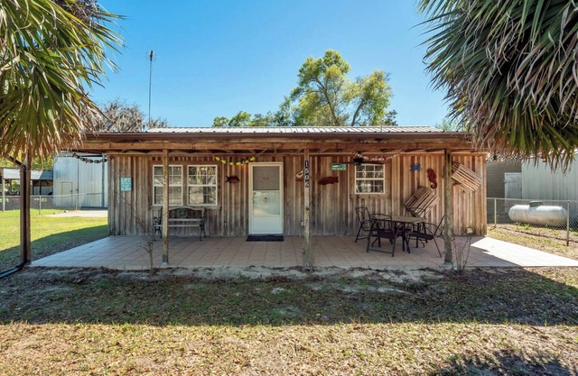 Cypress Cottage in the heart of Steinhatchee! Fenced in yard!
