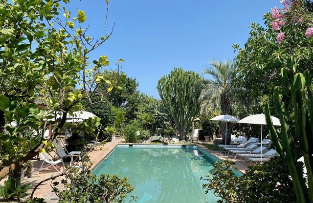 "Cypress cottage" with garden, swimming pool and spa hot tub