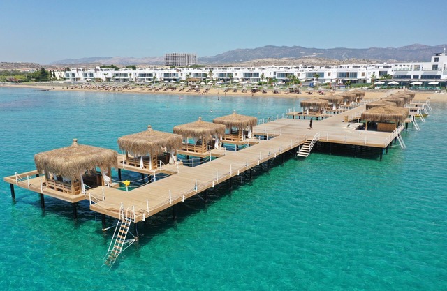 Cyprus Luxury, 400m private beach of the apartment complex, 200m from the pool