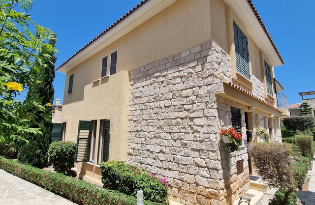 Cyprus Townhouse/ Queen Bed/ Pool/ Patio/Air/FreeP