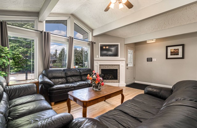 D@home Entire house by Glenmore Reservoir/Heritage Park/chinook center