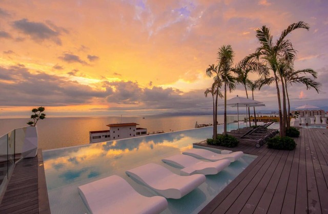 D'Terrace Luxury 2bd/2ba Condo Los Muertos Beach - Zoom in Paradise