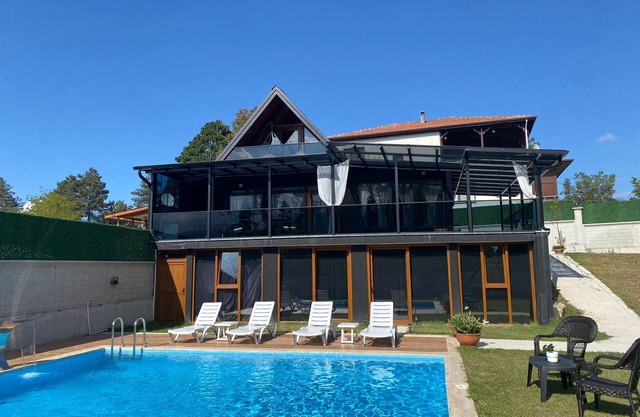 Dağ manzaralı sessiz ve sakin aileler için ideal havuzlu Villa Bungalov