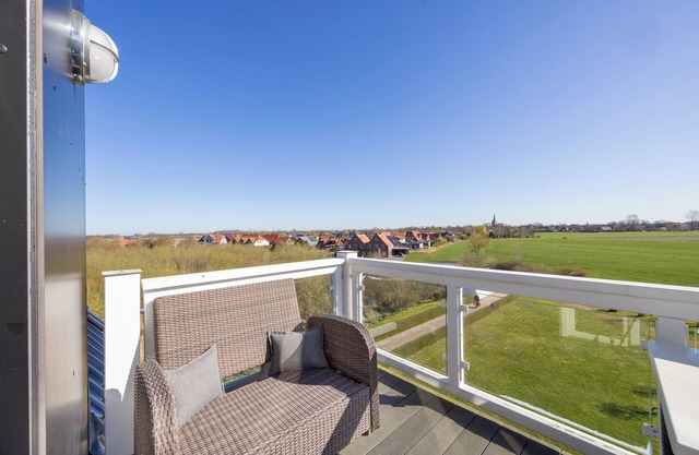 Dachgeschosswohnung in Strandnähe mit Sauna, zwei Balkonen und tollem Ausblick