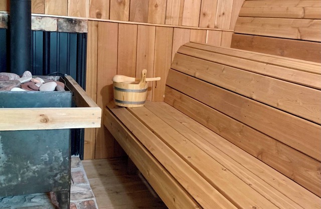 "Dad's Garage" Cozy 2-bdrm house w/ Sauna, Fireplace, King Bed, WiFi & AC